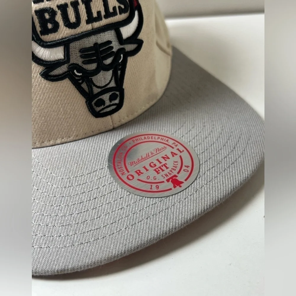 NWT Mitchell & Ness Heritage Collection Chicago Bulls Beige and Gray Hat NBA